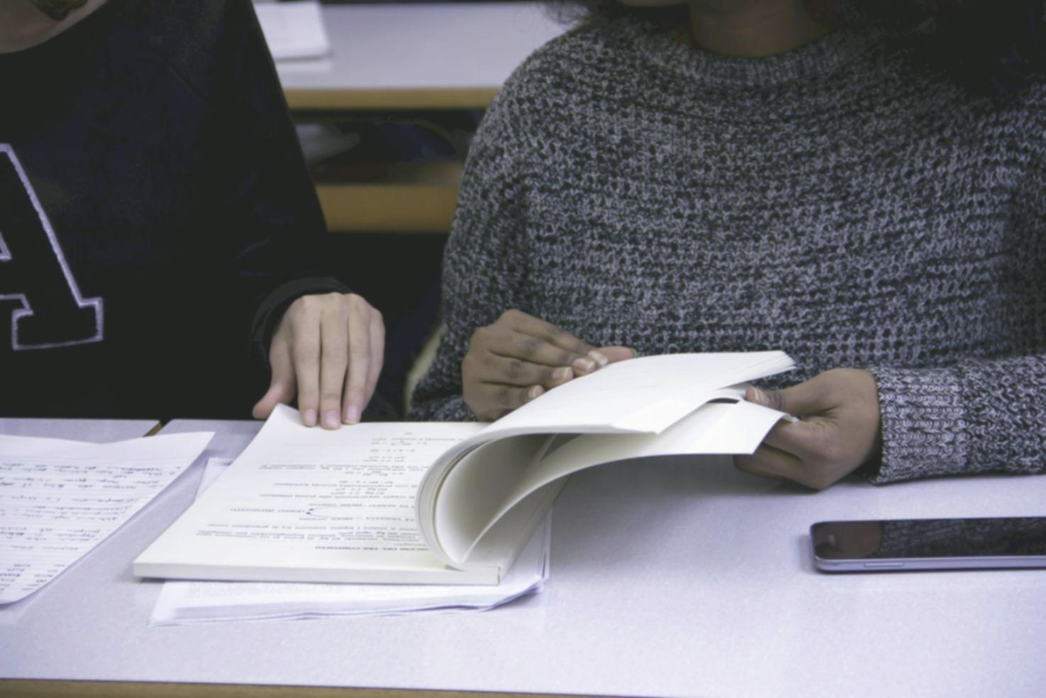 Person beim Finanzplanung am Schreibtisch